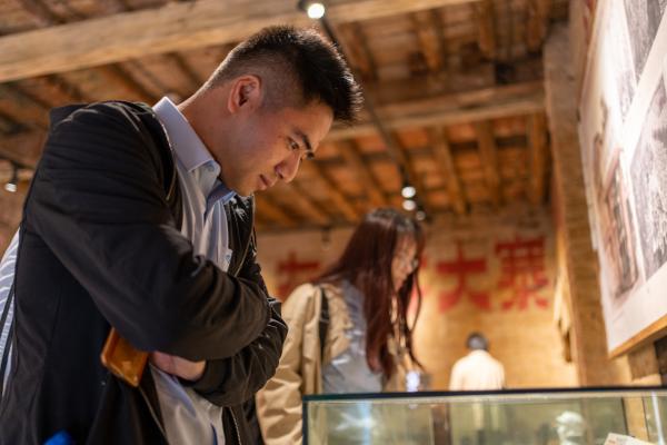 6.圖為參觀學(xué)習(xí)中的青年代表。.jpg