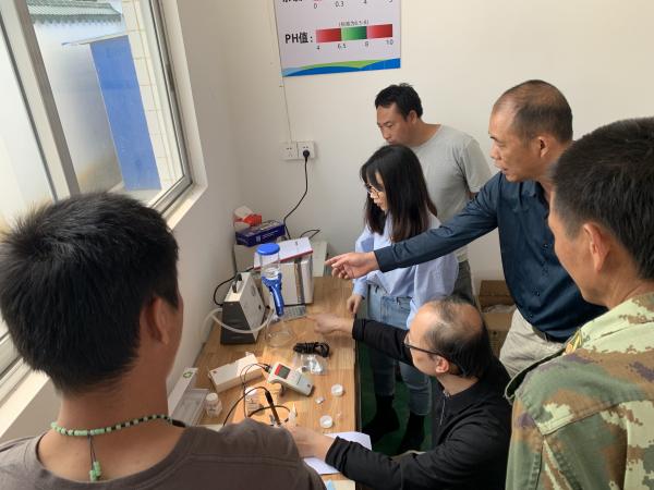 4.圖為肇海水質(zhì)檢測(cè)有限公司技術(shù)人員在德慶縣高良鎮(zhèn)茸草水廠與水廠管理人員培訓(xùn)交流。.jpg