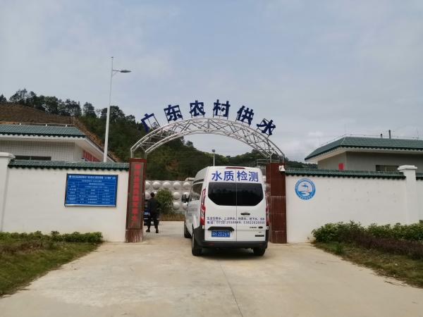 3.圖為肇海水質(zhì)檢測(cè)有限公司到德慶縣高良鎮(zhèn)茸草水廠交付水質(zhì)檢測(cè)設(shè)備和技術(shù)包。.jpg