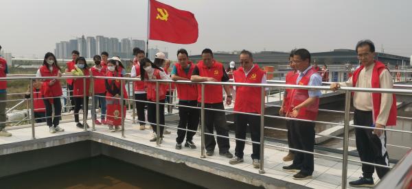 5.圖為植樹活動后參觀肇慶高新區(qū)第二污水處理廠首期（第二階段）擴容工程。.jpg
