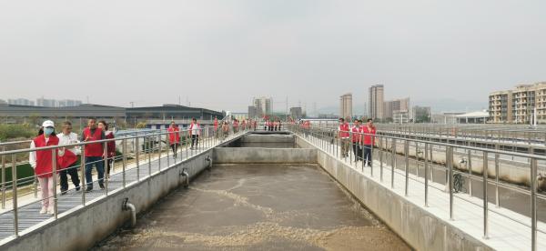6.圖為黨員職工參觀肇慶高新區(qū)第二污水處理廠首期（第二階段）擴容工程。.jpg