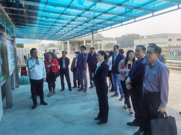市政協(xié)副主席陳宣群率政協(xié)委員視察組到端州區(qū)第二污水處理廠開展環(huán)境保護相關項目視察，圖為污水處理公司韓建博經(jīng)理作水環(huán)境治理情況匯報（區(qū)偉強攝于市第二污水處理廠內(nèi)）1.jpg