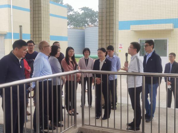 市政協(xié)副主席陳宣群率政協(xié)委員視察組到端州區(qū)第二污水處理廠開展環(huán)境保護相關項目視察，圖為視察組查看廠區(qū)工藝運行情況（區(qū)偉強攝于市第二污水處理廠內(nèi)）2.jpg