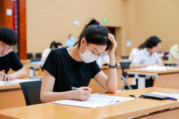 2023年5月28-31日廣東省住房與城鄉(xiāng)建設(shè)行業(yè)化學(xué)檢驗員職工職業(yè)技能競賽在深圳舉行，由肇水集團(tuán)職工組建的肇慶市住建代表隊參加競賽。圖為來自鼎湖供水的隊員何楚君在5月28日的理論考試。（競賽組委會供圖）.jpg