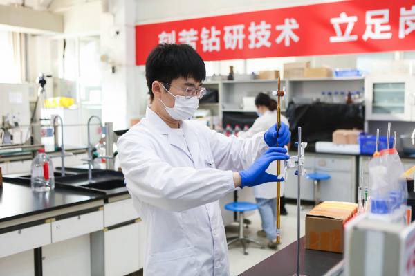 2023年5月28-31日廣東省住房與城鄉(xiāng)建設(shè)行業(yè)化學(xué)檢驗員職工職業(yè)技能競賽在深圳舉行，由肇水集團(tuán)職工組建的肇慶市住建代表隊參加競賽。圖為來自肇海檢測的隊員寧琪在5月30日的實(shí)操技能考核。（競賽組委會供圖）.jpg