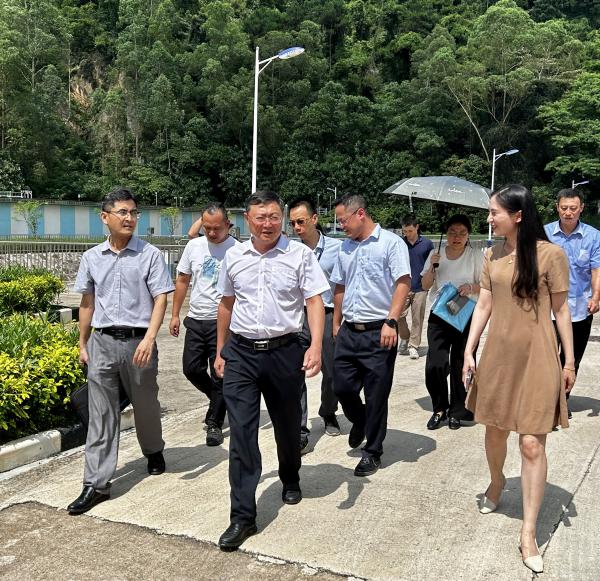 1.廣東省水利廳水資源管理處處長陳小文（前排左二）、肇慶市水利局副局長古志超（前排左一）一行到三榕水廠開展取水許可監(jiān)督檢查。.jpg