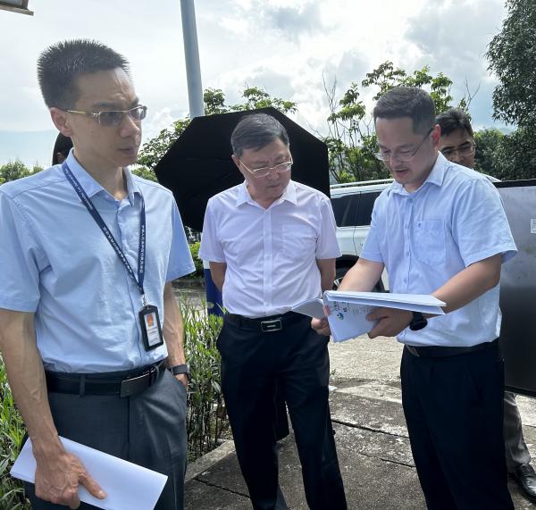 2.廣東省水利廳水資源管理處處長陳小文（左二）、副處長黃錦榮（左一）一行到三榕水廠開展取水許可監(jiān)督檢查。.jpg