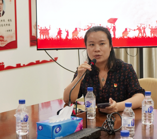 2023年7月27日，肇水發(fā)展開展迎“八一”擁軍優(yōu)屬座談會暨“憶崢嶸歲月，敬退役軍人”主題黨日活動。圖為軍屬梁雯艷作分享交流。（植美雯攝于肇水大樓二樓初心堂）.png