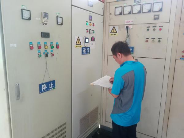 圖1  正在記錄機(jī)組運(yùn)行情況的泵房值班人員.jpg