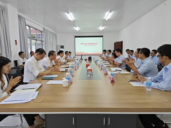 圖2 2023年10月13日，污水公司與新區(qū)投資公司聯(lián)合開展主題黨日活動，圖為開黨建交流會（蘇達想拍攝于肇慶新區(qū)污水廠內(nèi)）.jpg