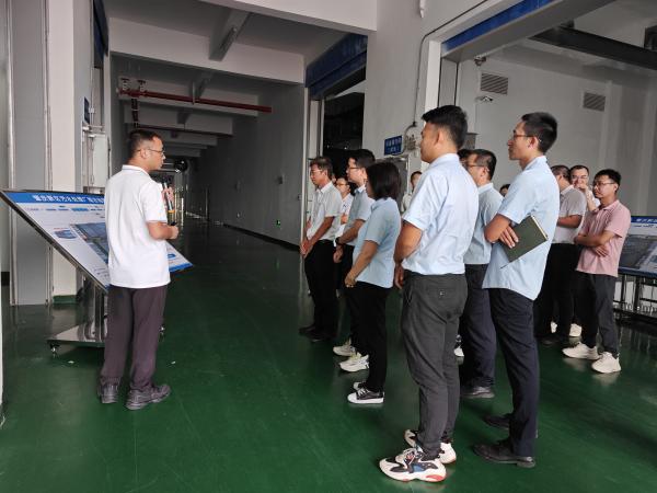 圖3 2023年10月13日，污水公司與新區(qū)投資公司聯(lián)合開展主題黨日活動，圖為參觀新區(qū)污水廠（蘇達想拍攝于肇慶新區(qū)污水廠內(nèi)）.jpg