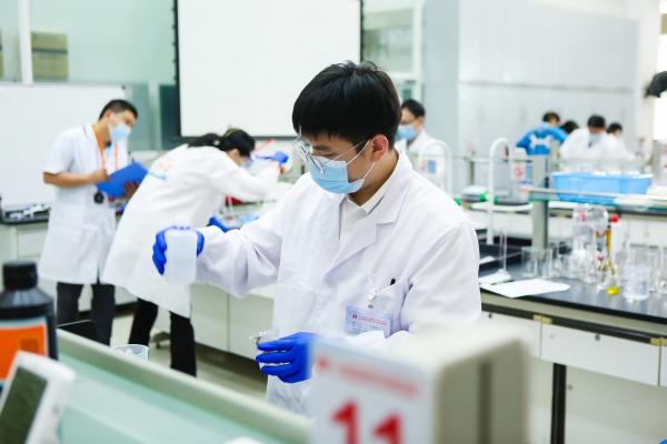 2023年5月28-31日，廣東省住房與城鄉(xiāng)建設(shè)行業(yè)化學(xué)檢驗(yàn)員職工職業(yè)技能競(jìng)賽在深圳舉行，由肇水集團(tuán)職工組建的肇慶市住建代表隊(duì)參加競(jìng)賽。圖為來(lái)自肇海公司的隊(duì)員寧琪在進(jìn)行技能競(jìng)賽。（競(jìng)賽組委會(huì)供圖）.jpg
