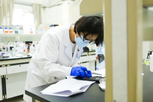 2023年5月28-31日，廣東省住房與城鄉(xiāng)建設(shè)行業(yè)化學(xué)檢驗(yàn)員職工職業(yè)技能競(jìng)賽在深圳舉行，由肇水集團(tuán)職工組建的肇慶市住建代表隊(duì)參加競(jìng)賽。圖為來(lái)自肇海公司的隊(duì)員王晨在進(jìn)行技能競(jìng)賽。（競(jìng)賽組委會(huì)供圖）.jpg
