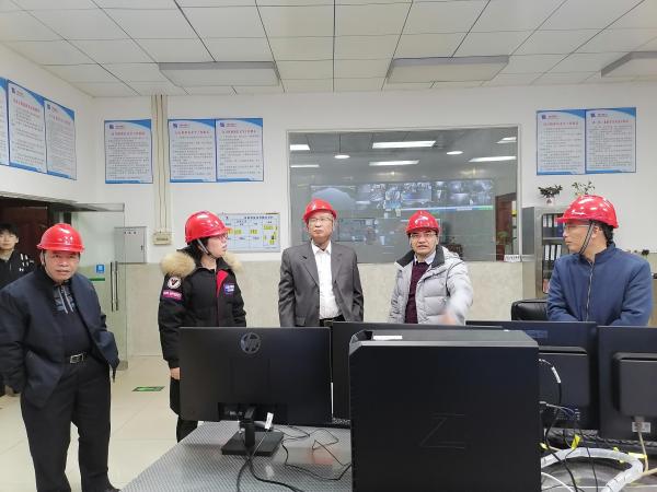 1月25日，梁學(xué)強(qiáng)董事長帶隊到江口電廠檢查中控室.jpg