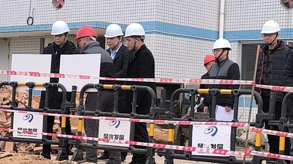 2024年1月25日，肇水集團(tuán)黨委副書記、總經(jīng)理吳偉新帶隊到四會大沙泵站對施工現(xiàn)場進(jìn)行安全檢查.jpg
