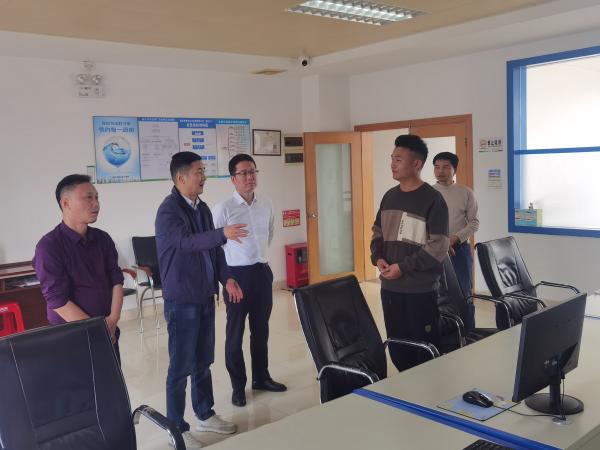 2024年3月20日，圖為肇水集團黨委委員、副總經(jīng)理金詩琥在城區(qū)三廠調(diào)研（區(qū)偉強拍攝于城區(qū)三廠中控室）.jpg